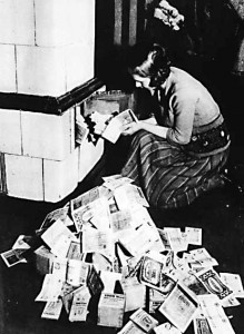 Инфляция 1923-24 годов: Немка топит печь банкнотами, которые горят дольше, чем дрова, которые можно за них купить.