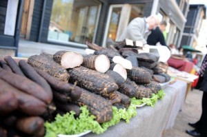 Субботний рынок крестьянских продуктов в центре Риги